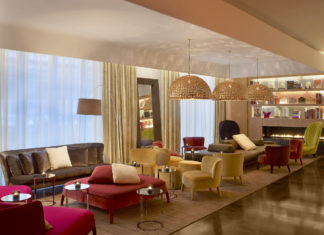 W St. Petersburg feiert einjährigen Geburtstag mit einem Feuerwerk an Angeboten und Events