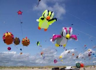 Dänische Nordseeinsel Fanø bietet breiten Strand und bunten Himmel