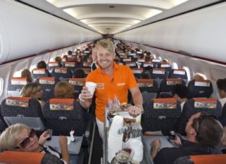 Ein Flugbegleiter zum Verlieben: Ross Antony als Praktikant bei easyJet