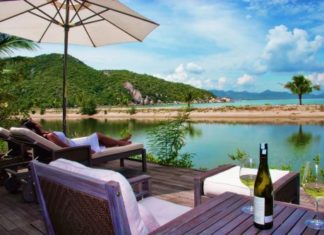 Christbaumkugeln, Palmen und nackte Füße im Sand