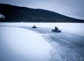 Schweden: Cool ! Per Schneeskooter zum Eisangeln