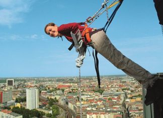 Ganz schön schräg: Spaziergang auf der Hoteldachkante des andel´s Hotel Berlin