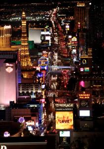 Sport & Entertainment bei Nacht - Im Laufschritt über den Strip  © Las Vegas News Bureau