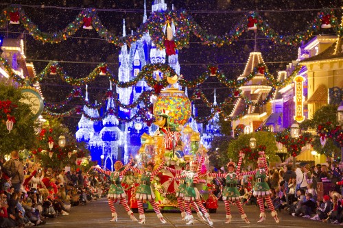 Walt Disney World ist für aufwändige Weihnachtsparaden und -dekorationen bekannt © Walt Disney World Resort