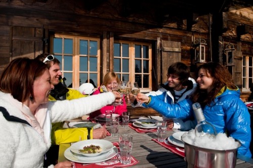 Gemütliche Einkehr im Bergrestaurant Wasserngrat ©Gstaad Saanenland Tourismus. 