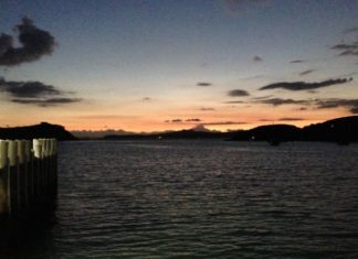 Thailand: Touristen-Schnellboot rast in Fischerboot VIDEO