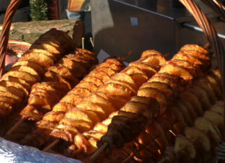 Ungarische Kartoffelchips handgemacht und frisch auf dem Markt