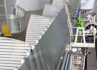 Hier wird die AIDAblu nach einem Sandsturm gereinigt – VIDEO