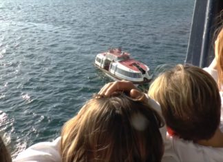 Hier kommt der Weihnachtsmann mit dem Boot auf die Mein Schiff 2