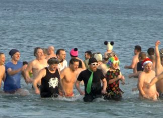 Crazy! In Boltenhagen bei 2 Grad nackt in die Ostsee