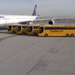 Postbus und Lufthansa A-340-600 in München – Foto: Flying Media