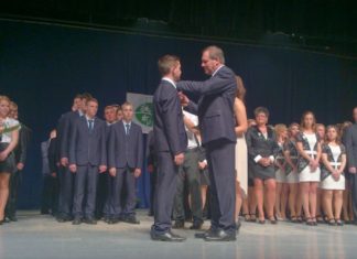 Schüler feiern Schleifenweihenfest in Ungarn