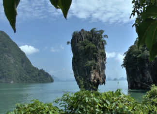 Die James Bond Insel vor Phang Nga ist ein Touristen Hot-Spot
