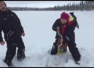 Lustig! Reisereporterin versucht Eisfischen in Lappland!