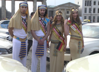 ITB-Aktion: Ägypten-Taxi-Flashmob am Brandenburger Tor