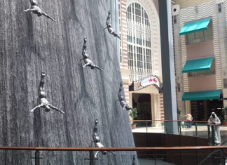 Gigantischer Wasserfall in Dubai Shopping Mall