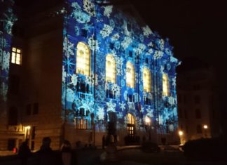 Universität zu Debrecen in weihnachtlichem Mantel