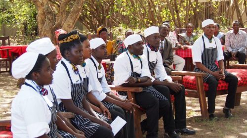 Die erste Abschlussklasse der Singita School of Cooking in Tansania - Copyright: Singita