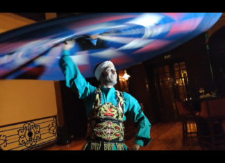 Fun: Hier dreht ein Derwisch-Tänzer in Ägypten voll auf