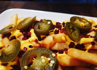 Chillig-Cheesig lecker! Chili-Cheese Pommes in Ungarn