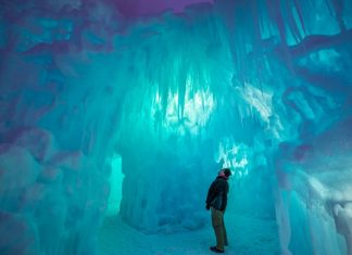 Märchenschloss aus Eis im winterlichen Winnipeg