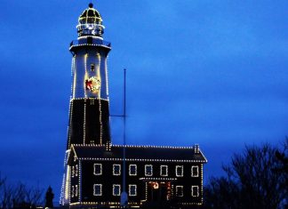 Long Island lässt Leuchtturm weihnachtlich erstrahlen