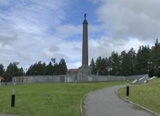 Dieser Obelisk symbolisiert die Grenze zwischen Europa und Asien im Ural