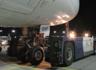 Hier wird der Airbus A-340 der SAA mit 1000 PS zum Gate gebracht