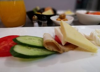 Warum schmeckt Flugzeugessen oft fad?