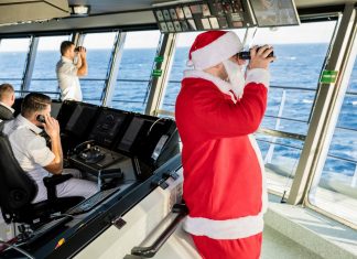 Mann mit weissem Bart und rotem Mantel auf Mein Schiff 4 gesichtet! Santa on Sea?