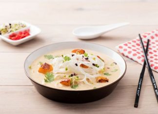 Veganes aus Malaysia: Vegane Laksa-Nudelsuppe mit Ofen-Kürbis