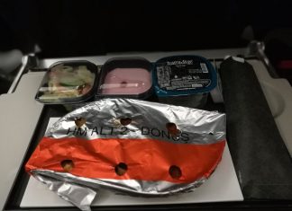 Schlemmen über den Wolken: Das halten die Deutschen vom Essen im Flugzeug