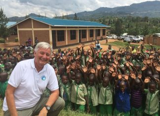 FLY & HELP weiht 10 Schulen in drei Wochen ein