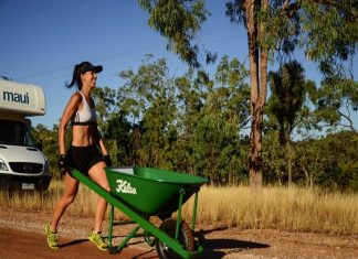 Weitere verrückte Events im Outback: Kuhfladen-Werfen und Schubkarren-Rennen!