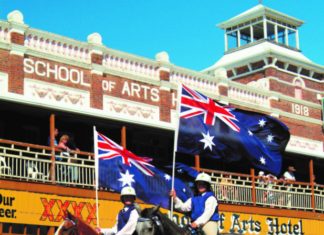 Verrückt! Frauen-Tragen beim Easter in the Country im Outback