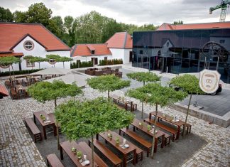 Weinmarkt mit mehr als 15 Winzer im Schoppenhof des Kempinski Hotel Frankfurt