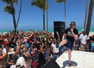 Schlagerstars rocken Karibikstrand zugunsten neuer FLY & HELP Schulen