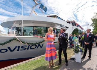 Barbara Schöneberger tauft nickoVISION