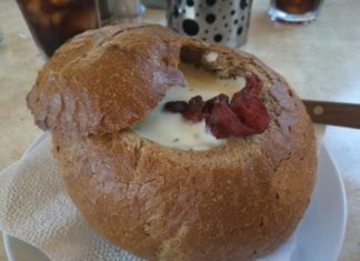 Deftige Knoblauchsuppe im Brot aus Ungarn
