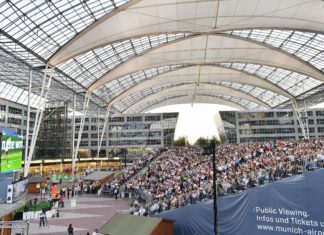 Fußball-Fans im Landeanflug auf die Arena im München Airport Center