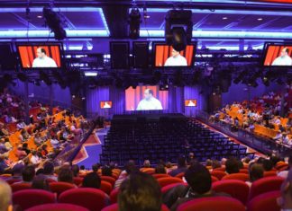 Business Talk mit Meerblick an Bord von Royal Caribbean Cruises Ltd.