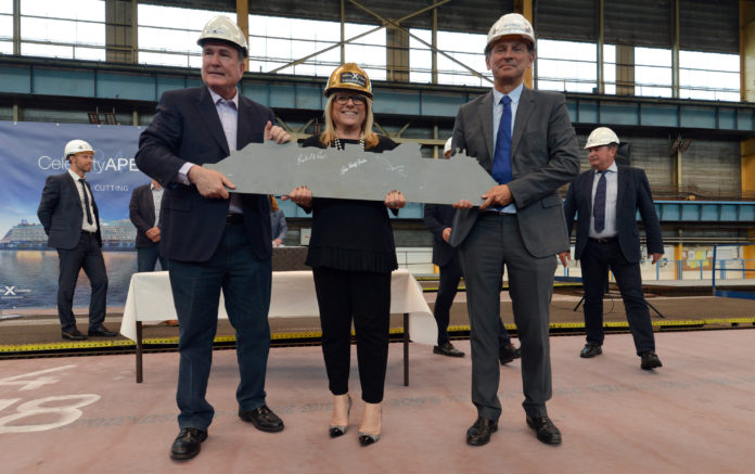 Übergabe Stahlschnitt_(c) Press Center Celebrity Cruises