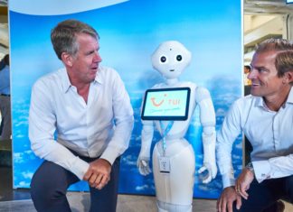 TUI begrüßt ersten humanoiden Roboter als Mitarbeiter