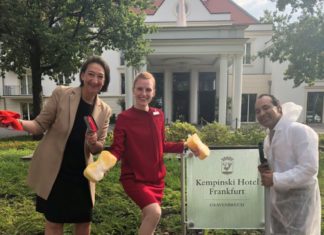 Kempinski-Mitarbeiter reinigen Autos
