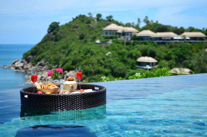 (C) Banyan Tree Hotels & Resorts_Banyan Tree Samui_Floating Breakfast