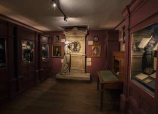 Der Meister des Grauens wird 210