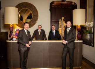 Jung-Concierge der Villa Kennedy erhält Goldene Schlüssel bei offizieller Verleihung