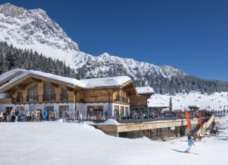 Schneespaß für die ganze Familie-Den Skiwinter verlängern beim Sonnenskilauf mit der Ehrwalder Almbahn