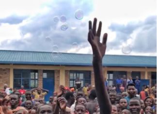 Fly & Help: Sieben Schuleröffnungen zum Start ins 10-Jährige!