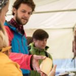 Zutaten_fuers_gemeinsame_kochen_werden_frisch_auf_dem_markt_gekauft